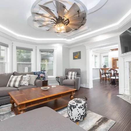 4 BDR Lake Geneva Estate Across from Beach